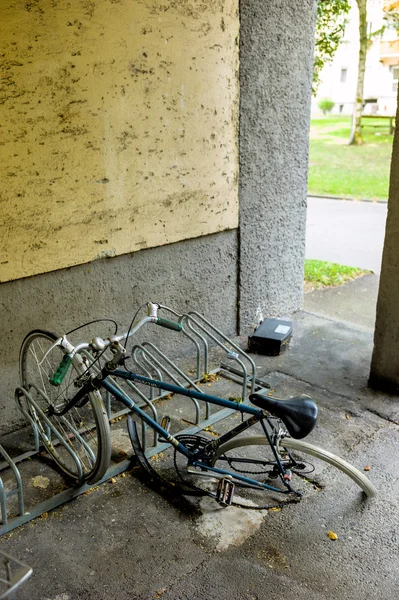 Gebrochenes Fahrrad im Fahrradständer, — Stockfoto