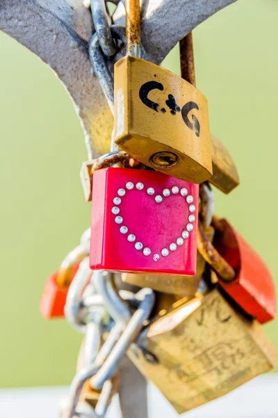 Hangsloten als een symbool voor liefde — Stockfoto