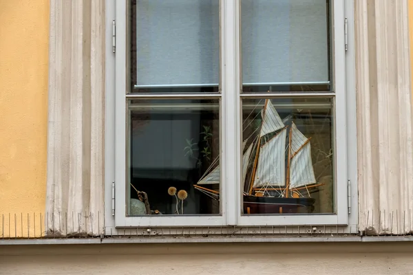 Modelo do navio em uma janela — Fotografia de Stock