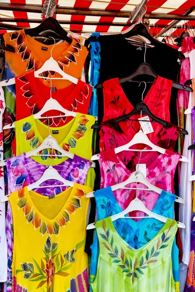 Kleurrijke zomer jurken bereik — Stockfoto