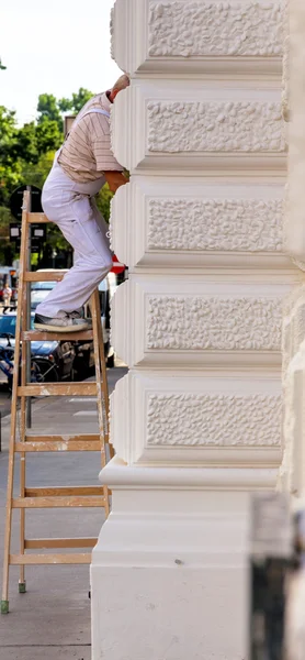 Peintre sur une échelle au travail — Photo