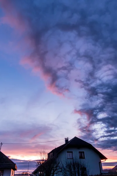 Kvällssol över ett bostadshus — Stockfoto