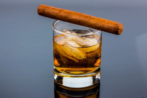 Whisky y cigarro — Foto de Stock