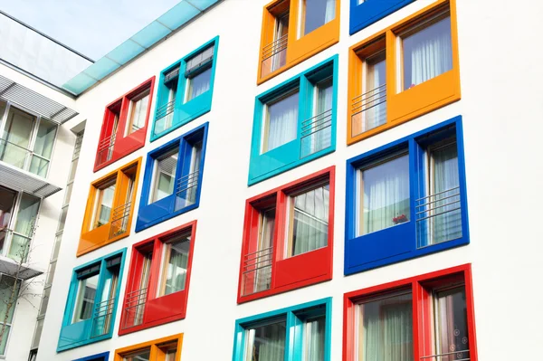 Fachada colorida do edifício moderno do apartamento — Fotografia de Stock