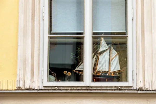 Skibsmodel i vindueskarmen - Stock-foto