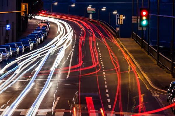 Trafik i staden på natten — Stockfoto