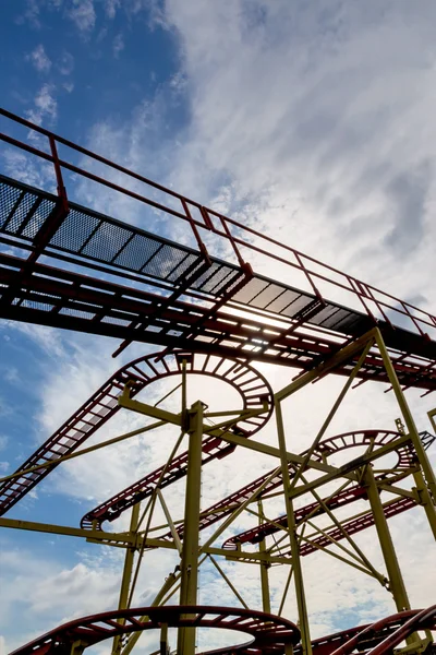 Opuszczony rollercoaster i niebo — Zdjęcie stockowe