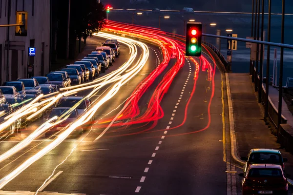 Trafik i staden på natten — Stockfoto