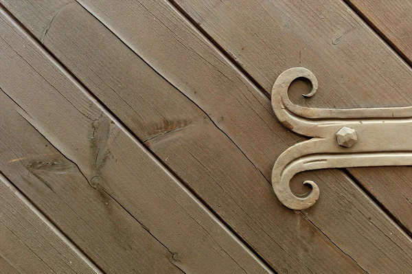 Διακοσμημένα προσαρμογή σε ξύλινη πόρτα — Φωτογραφία Αρχείου