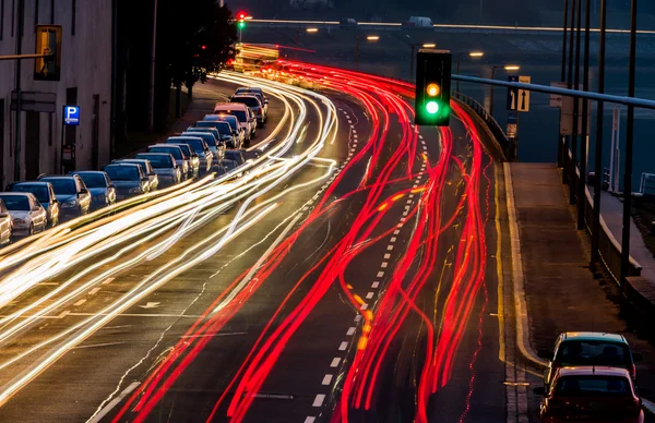 Rakousko, Linec. světla, pohyblivé automobily — Stock fotografie