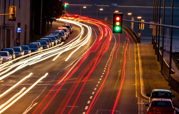 Trafik i staden på natten — Stockfoto