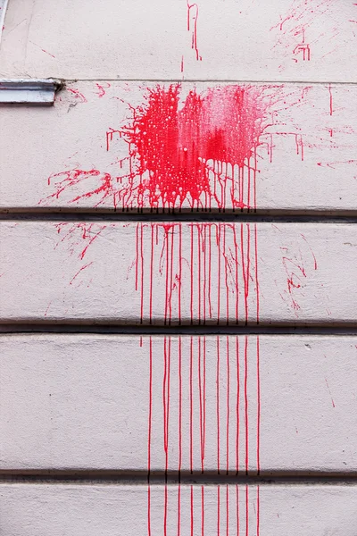 Červený inkoust šplouchá na zeď — Stock fotografie