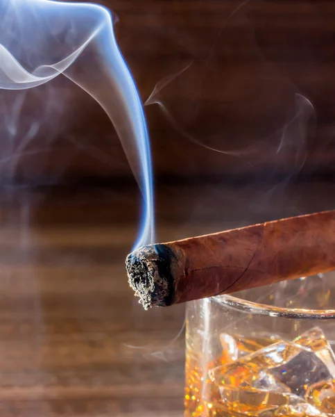 Whisky y cigarro — Foto de Stock