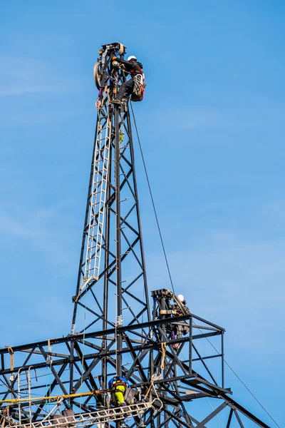 Trabalhando em postes de energia — Fotografia de Stock