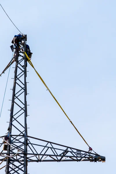 Travailler sur un poteau électrique — Photo