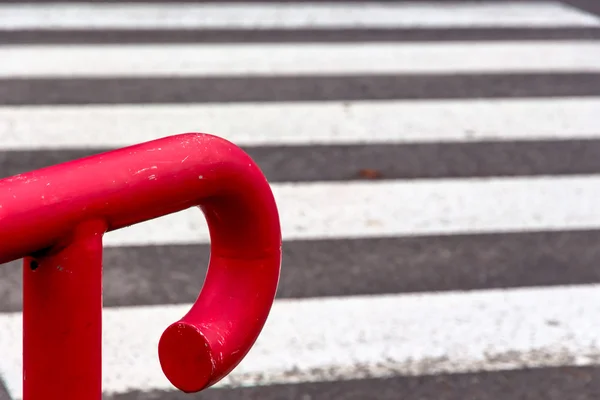 Balustrade rouge contre le passage du zèbre — Photo