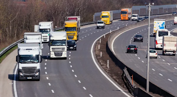 Ciężarówka na autostradzie — Zdjęcie stockowe