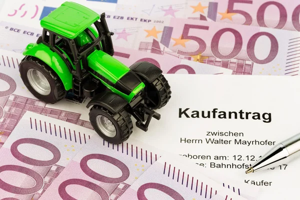 Kaufvertrag für den neuen Traktor — Stockfoto