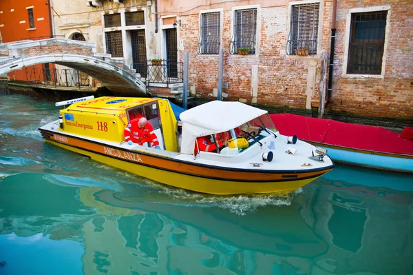 Włochy, Wenecja, łódź pogotowia — Zdjęcie stockowe
