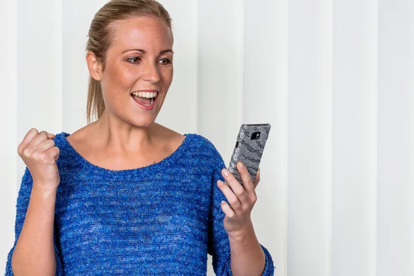 Vrouw genieten van sms — Stockfoto