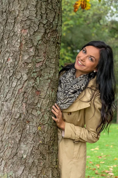 Jeune femme avec arbre — Photo