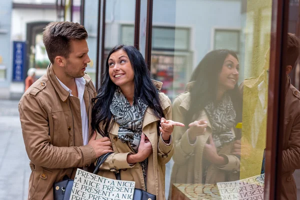 Paar tijdens het winkelen — Stockfoto