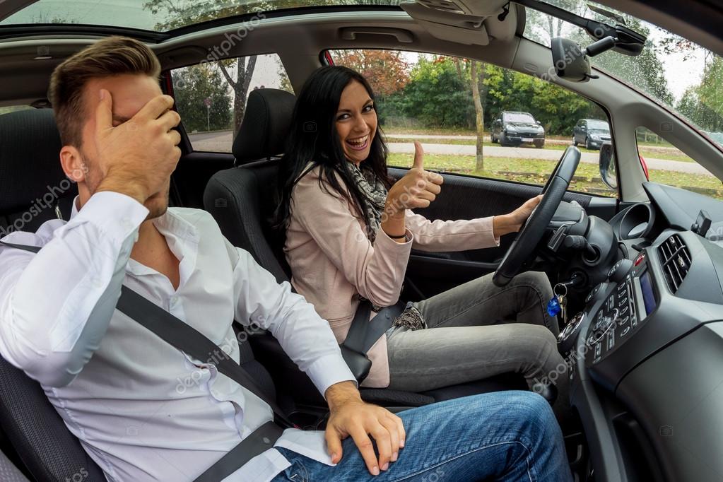 водитель за рулем автомобиля. женщина за рулем. женщина в автомобиле. экстремальная езда на авто.