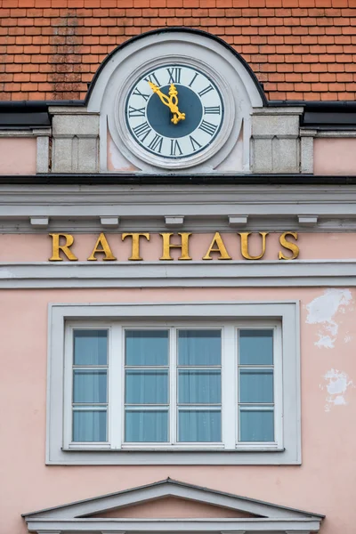 Uhr an der Fassade, — Stockfoto