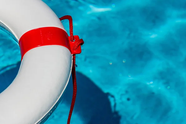 Rettungsring in einem Pool — Stockfoto