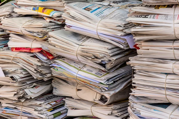 Stapel papier. oude kranten — Stockfoto