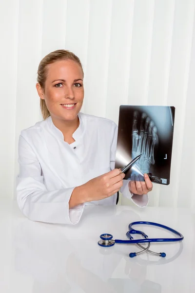 Friendly female doctor — Stock Photo, Image