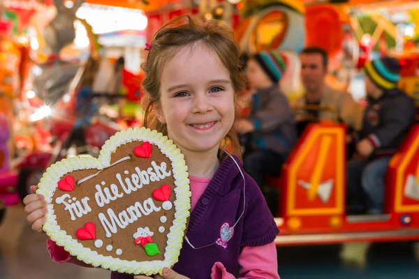 Kind mit Lebkuchenherz — Stockfoto