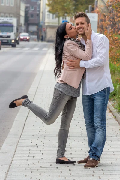 Verliefde paar in een stedelijke omgeving — Stockfoto