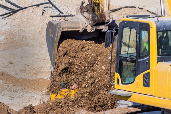 Bagger auf Baustelle mit Erdarbeiten — Stockfoto