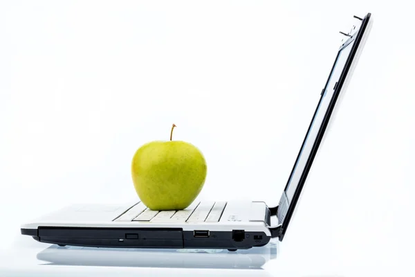 Manzana acostada en un teclado — Foto de Stock