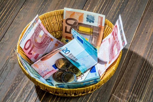 Korb mit Geld aus Spenden — Stockfoto