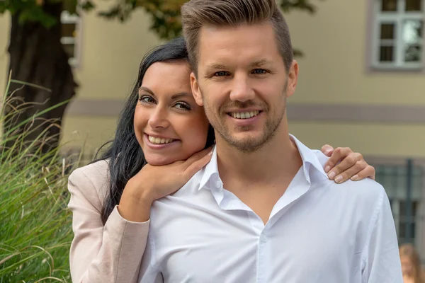 Pareja cariñosa en un parque — Foto de Stock