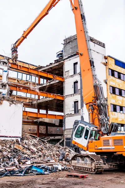 Bir ofis binasının yıkılması — Stok fotoğraf