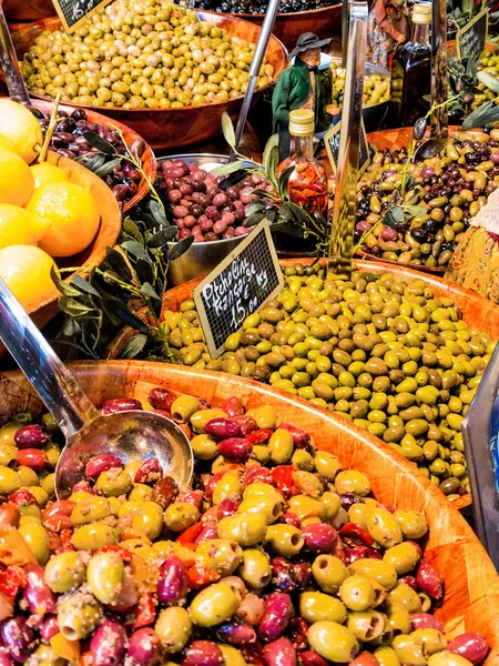 Sélection d'olives sur un marché — Photo