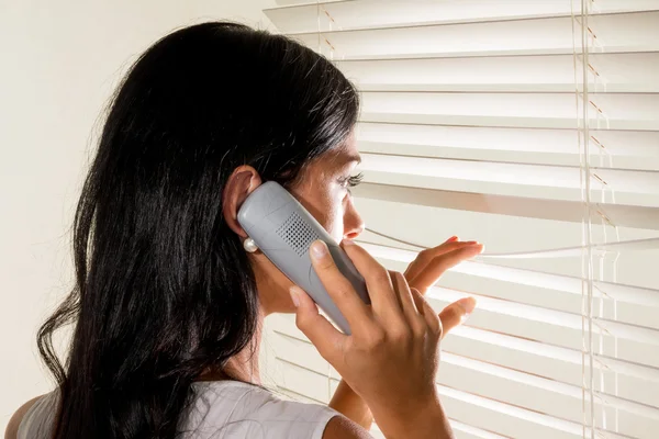 Waargenomen jonge vrouw — Stockfoto