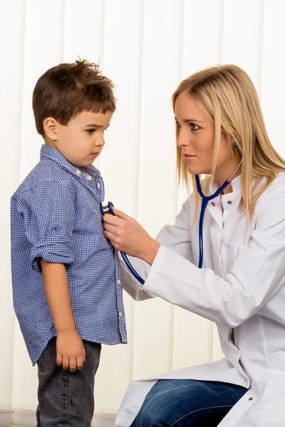 Doktor ve küçük çocuk — Stok fotoğraf