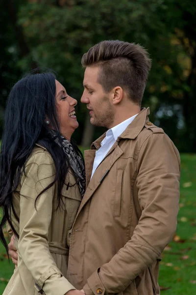 Pareja cariñosa en un parque — Foto de Stock