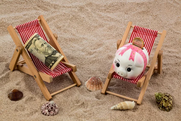 Deckchair with piggy bank and dollars — Stock Photo, Image