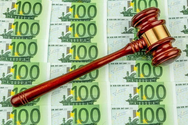 Banconote in Gavel e in euro — Foto Stock