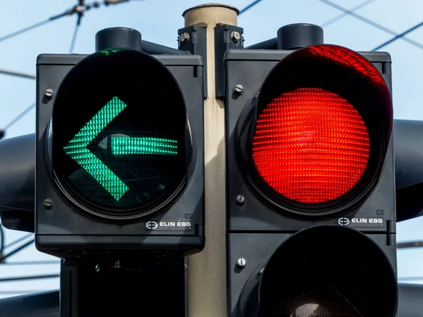 Trafik ışığı kırmızı ve yeşil ışığı ile — Stok fotoğraf