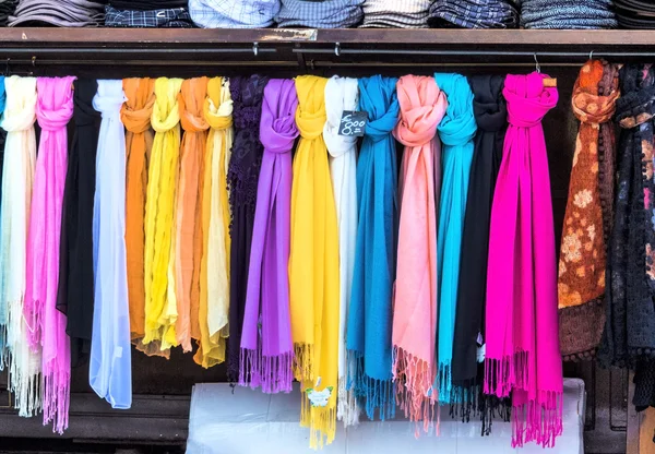 Вибір шарфів для продажу — стокове фото