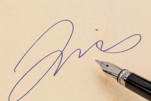 Handtekening en een vulpen — Stockfoto