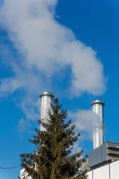 나무와 산업 굴뚝 — 스톡 사진