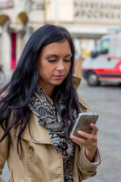 女性は、sms を書き込みます — ストック写真