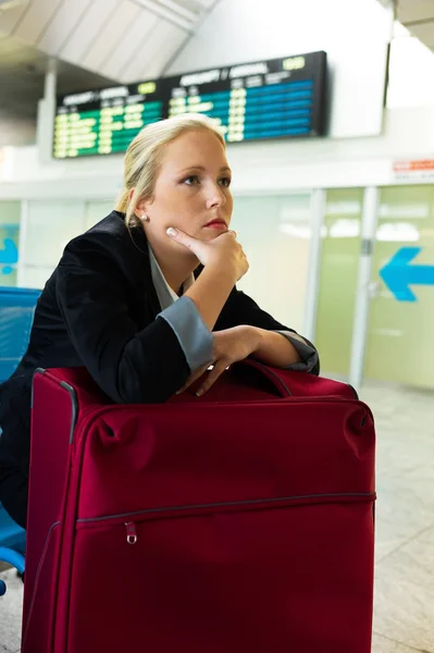 Iş kadını havaalanında bekliyor — Stok fotoğraf
